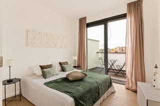 Nieuwbouwappartement met terras vlak bij het Centraal Station

Op de vierde verdieping van een recent opgeleverd, energiezuinig nieuwbouwproject in de levendige Simonsstraat, recht tegenover het Centraal Station, vind je dit moderne appartement van 79,08 m² met een ruim terras van 8,17 m². De ligging — naast het Diamantkwartier, de Zoo en op wandelafstand van de Meir — biedt een unieke combinatie van comfort, bereikbaarheid en stedelijke flair.

De leefruimte is lichtrijk en praktisch ingedeeld, met een open keuken, één slaapkamer, een stijlvolle badkamer, apart toilet en een handige berging. Dankzij de doorgedreven isolatie (E-peil E63) geniet je van een aangenaam binnenklimaat, lage energiekosten én een opmerkelijk stille akoestiek — ideaal voor wie rustig wil wonen midden in de stad.

Het terras biedt een mooi uitzicht op de omgeving en is perfect om buiten te genieten in alle rust, ondanks de bruisende locatie.

Voor dit gebouw geldt het verlaagde btw-tarief van 6%.

Een ideale keuze voor starters, investeerders of stadsliefhebbers die modern en centraal willen wonen.  
Vraag nu de plannen en info aan of plan een bezoek.