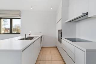 <p><strong>Waregem: appartement met 2 slaapkamers en garage te huur.</strong></p>
<p> </p>
<p>Dit appartement is gelegen op een toplocatie, dichtbij invalswegen en openbaar vervoer en op wandelafstand van winkels. Het appartement is energiezuinig en beschikt over een ondergrondse garage.</p>
<p> </p>
<p><u>Indeling: </u>volledig ingerichte, open keuken, woonkamer, berging met aansluitingen voor wasmachine en droogkast, badkamer met douche en enkele lavabo, gastentoilet, 2 slaapkamers en ondergrondse garage.</p>
<p> </p>
<ul><li><u>Troeven:</u>Toplocatie</li><li>Garage inbegrepen</li><li>Energiezuinig appartement</li></ul>
<p> </p>
<p><strong>Heb je interesse in het huren van dit appartement? Neem dan zeker contact op met Indra - 056/61.10.10.</strong></p>