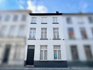 STARTPRIJS. 
Deze STATIGE &amp; KLASSEVOLLE BURGERWONING met 4 slaapkamers, 2 badkamers &amp; gezellige STADSKOER, gelegen in het gegeerde Sint-Annakwartier, combineert CHARME, RUIMTE &amp; MODERN COMFORT. Door de gunstige ligging vlakbij winkels, scholen &amp; op wandelafstand van de Markt, Jan van Eyckplein en de Brugse Vesten geniet, u hier van een uiterst aangename woonomgeving. Indeling glvl.: inkomhal met toegang tot de kelder. De lichtrijke leefruimte in parketvloer straalt warmte en elegantie uit en is opgedeeld in een sfeervolle eetplaats met sierschouw en ingebouwde vitrinekast en een gezellige zithoek met ingebouwde gashaard. Prachtige, volledig ingerichte leefkeuken met zicht op de stadskoer. Op het gelijkvloers vindt u tevens een mooie badkamer, uitgerust met ligbad, lavabo en toilet, evenals een ruime en handige  berging/wasplaats.
De 1°V omvat twee ruime slaapkamers en een apart toilet met lavabomeubel. Op de 2°V bevinden zich nog twee volwaardige slaapkamers en een volledig nieuwe badkamer met ligbad, inloopdouche, dubbel lavabomeubel en wc. Ruime, geïsoleerde zolder met vaste trap, die tal van mogelijkheden biedt (extra kamers, bureau, hobbyruimte…).
Verder beschikt de woning over CV op aardgas, epc 216 kWh/m, label C,  een conforme elektrische installatie en nieuw schrijnwerk met dubbele beglazing aan de voor- en achtergevel.  Kortom, een instapklare topper met karakter en ruimte op een uitstekende locatie! Vg, Wche, Gmo, Gvkr, Gvv.

