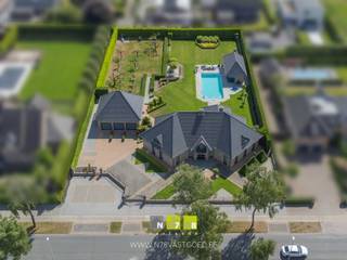 INSTAPKLARE VILLA MET 4 SLAAPKAMERS, 3 DUBBELE (VRIJSTAANDE) GARAGE, PRACHTIGE TUIN MET VERWARMD ZWEMBAD, JACUZZI EN POOLHOUSE OP 32A09CA TE...