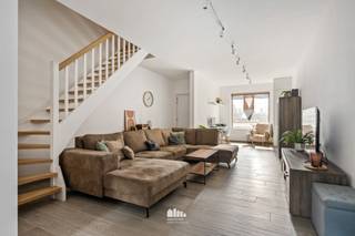 Deze verrassend ruime en volledig gerenoveerde woning werd afgewerkt met duurzame en kwalitatieve materialen en met een duidelijk oog voor detail...