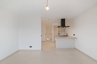 Prachtig volledig gerenoveerd duplex appartement op de derde verdieping, gelegen op topligging op wandelafstand van Station Oostende, zee/strand en diverse winkels. <br /><br />Indeling:<br /><br />Inkom, woonkamer met open ingerichte keuken, afzonderlijk toilet, berging met wasplaats, badkamer met inloopdouche en wastafel, 2 slaapkamers, balkon achteraan. <br /><br />- Elektriciteit conform<br />- Verwarming met warmtepomp<br />- 5 zonnepanelen per appartement<br />- Airco <br />- Gunstig EPC (A-label).