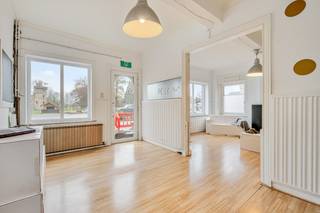 🏡 Karaktervolle gezinswoning met bijna 300m² bewoonbare oppervlakte ideal voor zelfstandige activiteit! Unieke zichtbare ligging rechtover de Burcht. Alle faciliteiten op wandelafstand. Vele ramen zorgen voor een lichtrijk geheel met + op de verdieping 5 ruime slaapkamers en badkamer. De zolder heeft een mooie nokhoogte en biedt uitbreidingsmogelijkheden. De leuke tuin met nieuw terras is een zeldzame troef met extra toegang via achterliggende straat!<br />Mits de nodige opfris- en renovatiewerken een pareltje! <br />Op JUNOvastgoed.be kan u meer informatie vinden en bijkomende documenten downloaden! Dit pand kan onderhevig zijn aan de renovatieverplichting. Meer info op https://www.vlaanderen.be/bouwen-wonen-en-energie/bouwen-en-verbouwen/renovatieverplichting-voor-nieuwe-eigenaars