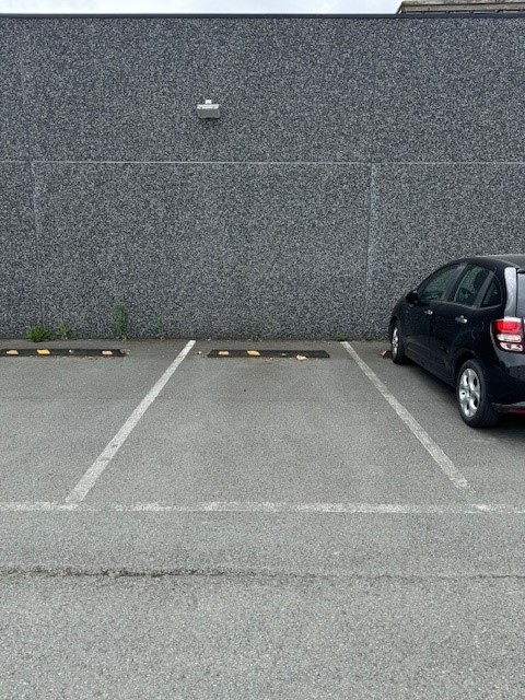 Autostaanplaats te huur vlakbij het centrum van Veurne - foto 1
