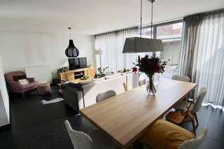 <strong>Gebouw uit 2010 bestaande uit twee instapklare duplexappartementen met elk een apart huisnummer, 3 slaapkamers en een ruim terras.</strong><br /><br />Het gebouw beschikt over een gemeenschappelijke inkomhal met een aparte fietsenberging, waar zich tevens de individuele meters voor aardgas, elektriciteit en water bevinden.<br /><br />Het eerste duplexappartement bevindt zich op het gelijkvloers en de eerste verdieping en beschikt over een bewoonbare oppervlakte van 105 m². De indeling omvat een woonkamer, keuken, apart toilet, wasplaats, nachthal, 3 slaapkamers, een badkamer en een ruim, deels overdekt terras.<br /><br />Het tweede duplexappartement bevindt zich op de tweede en derde verdieping en beschikt over een bewoonbare oppervlakte van 110 m². Dit appartement omvat een inkomhal, woonkamer, keuken, apart toilet, wasplaats, vestiairehoek, nachthal, 3 slaapkamers, een badkamer en een ruim terras.<br /><br />Het duplexappartement op het gelijkvloers is verhuurd tot uiterlijk 31 augustus 2026. Het duplexappartement op de bovenste verdiepingen is momenteel niet verhuurd.<br /><br />Enkele extra kenmerken: individuele tellers voor elektriciteit, aardgas en water, geen lift aanwezig, recent gebouw (2010).<br /><br />Het gebouw geniet bovendien van een uitstekende verkeerstechnische ligging in het centrum van Tienen, met de E40, het station, winkels, scholen, restaurants en openbaar vervoer in de onmiddellijke nabijheid.<br /><br />Interesse? Bel naar 0496 07 89 48.