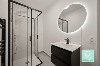 <p><span>STUDENTS ONLY! Gemeubelde studentenkamer in hartje Mechelen - EERSTE BEWONING NA RENOVATIE </span></p><p><span>Op zoek naar een leuke studentenkamer vlakbij het centraal station? Dan is dit DE moderne en knusse thuisbasis voor studenten die comfortabel willen wonen. Je komt terecht in een spiksplinternieuwe doch supergezellige kamer met eigen</span></p><p><span>lavabo. Een luxebadkamer en apart toilet deel je slechts met 1 andere student. </span></p><p><span>Zeer centraal gelegen vlakbij het centraal station en op wandelafstand van het centrum van de bruisende stad Mechelen, terwijl je geniet van een rustige straat vlakbij alle voorzieningen (Thomas More, winkels, bushaltes, de levendige Markt en Bruul, etc.)</span></p><p><span>Deze kamer is gelegen op de tweede verdieping en geniet van veel lichtinval door de grote raampartijen.Met deze kamer beschikt u over een eigen lavabo. De douchekamer besstaat uit een luxe douche en lavabomeubel met spiegel. Er is ook een apart toilet aanwezig.</span></p><p><span>Ter info:</span></p><p><span>·Deze heeft een totale oppervlakte van 12,61 m² </span></p><p><span>·De kamer is bemeubeld met een enkel bed (matras zelf te voorzien), een bureau en een kleerkast. Persoonlijke aankleding en detaillering laten we aan de bewoner over (binnen de grenzen van het huishoudelijke reglement).</span></p><p><span>Verder beschikt het pand over het modernste gemak en technische eisen als volgt:</span></p><p><span>·parlofonie·</span></p><p><span>·grote gemeenschappelijke ruimte op gelijkvloers met volledig uitgeruste keuken en zithoek </span></p><p><span>·gemeenschappelijke tuin waar het heerlijk vertoeven is in lente, zomer en herfst!</span></p><p><span>·ruime inpandige fietsenstalling</span></p><p><span>ENKEL voor studenten !</span></p><p><span>Maandelijkse gemeenschappelijke lasten bedragen 75 (provisie) en omvatten water, elektriciteit, internett, onderhoud geleenschappelijke delen en vuilniszakken.</span></p><p><span>Kom zeker langs voor een bezoek en ontdek Coxiestraat 7, dé plek in Mechelen om te studeren, relaxen én connecteren.</span></p><p><span>Voor een bezoek of meer info : contacteer De Makelaardij - 015 20 20 82 - info@demakelaardij.be</span></p><p><span> </span></p>