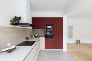 <p>Deze appartementen werden gerenoveerd met nieuwe: leidingen, vloeren, badkamer, keukens, … Er zijn 4 gelijkaardige appartementen te koop, waarbij u de accentkleur van uw keuken kunt kiezen én of u graag op de eerste of tweede verdieping wenst te wonen.</p>
<p>De appartementen zijn elk ingedeeld in:<br />Inkom, berging, apart toilet, badkamer met inloopdouche en lavabomeubel, leefruimte (met zithoek en eetplaats) en open keuken (met Bosch toestellen: kookplaat, dampkap, oven, microgolfoven, koelkast, diepvries, vaatwas en spoelzone). Verder vinden we er 2 ruime slaapkamers, waarvan 1 met eigen dressing.</p>
<p>De appartementen worden afzonderlijk verwarmd met gloednieuwe eigen centrale verwarmingsketel op aardgas. Aankoop staanplaats aan €15.000 . Upgrade mogelijk naar garagebox aan €35.000.</p>
<p>Absoluut pluspunt: de centrale ligging! Deze wordt gestaafd door de Mobiscore van 9/10.</p>
<p>Aarzel niet Bonne Vastgoed te contacteren voor meer info via 050/73.73.73 of info@bonnevastgoed.be</p>