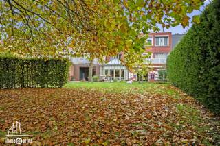 Gelijkvloers appartement met parktuin en topligging Achter de eenvoudige gevel schuilt een verrassende woonparel met een prachtig aangelegde...