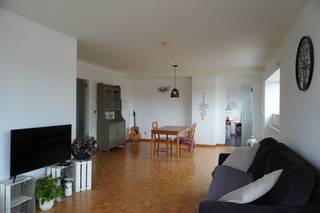 Dit aangenaam appartement is gelegen op de eerste verdieping van een kleinschalig gebouw, op de Paalsesteenweg 46 bus 2 te Beringen. Het appartement beschikt over 3 slaapkamers, een terras en een afgesloten garage. Er is geen lift aanwezig.<br /><br />De ligging is bijzonder praktisch: het appartement bevindt zich op korte afstand van de oprit van de E313, waardoor omliggende gemeenten en steden vlot bereikbaar zijn. In de nabije omgeving vindt u eveneens scholen, winkels, openbaar vervoer, horeca en diverse dagelijkse voorzieningen.<br /><br /><strong>Indeling:</strong><br /><br />Via de inkomhal komt u in de ruime en lichtrijke living. Aansluitend bevindt zich de keuken, uitgerust met een oven, keramische kookplaat, vaatwasser, koelkast, dampkap en spoelbak.<br /><br />Verder beschikt het appartement over 3 slaapkamers, een badkamer met douche en badkamermeubel en een apart toilet. Vanuit het appartement is er toegang tot het terras, ideaal om even buiten te genieten.<br /><br />Daarnaast beschikt het appartement over een afgesloten garage, wat zorgt voor extra comfort en parkeergelegenheid.<br /><br /><strong>Kosten:</strong> er zijn geen gemeenschappelijke kosten. Er wordt enkel een maandelijks voorschot van € 35 voor het water aangerekend.<br /><br />Een praktisch en ruim appartement met 3 slaapkamers, terras en garage, gelegen op een vlot bereikbare locatie in Beringen.