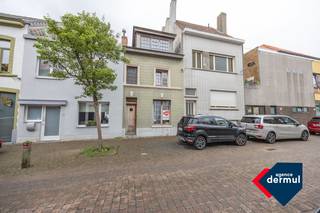 Op zoek naar een sfeervolle gezinswoning in een rustige buurt? Deze recent gerenoveerde rijwoning met 3 slaapkamers biedt je het beste van twee werelden: modern wooncomfort én de charme van een gezellige stadswoning. De lichtrijke leefruimte sluit mooi aan op de vernieuwde keuken en het zuid-gericht terras, waar je in alle rust kan genieten van de zon. De woning beschikt over drie slaapkamers en een hedendaagse badkamer, ideaal voor gezinnen of koppels die houden van comfort en functionaliteit. Dankzij de gunstige ligging in een rustige straat, op wandelafstand van winkels, scholen en openbaar vervoer, woon je hier centraal en toch in alle rust. Een perfecte thuis voor wie comfortabel wil wonen in de Koningin der Badsteden. Contacteer ons vandaag nog voor meer informatie of een bezoek!