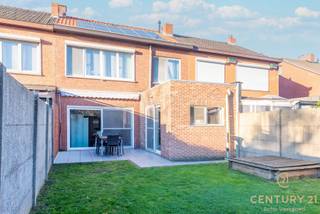 <p>Deze ruime en instapklare woning ligt in een rustige, kindvriendelijke straat, op wandelafstand van het bruisende centrum van Oud-Turnhout. U geniet hier van een rustige woonomgeving met alle voorzieningen vlakbij. Bovendien is de woning uitgerust met zonnepanelen (2160 Wp), die inbegrepen zijn in de verkoopprijs – een mooie troef voor lagere energiekosten.</p>
<p><strong>Indeling</strong><br />Gelijkvloers: u komt binnen via de inkomhal, die toegang geeft tot de lichtrijke leefruimte met zithoek en eetgedeelte. De grote raampartijen zorgen voor een aangename lichtinval en geven mooi zicht op de tuin. De leefruimte is bovendien uitgerust met een gezellige inbouwhaard. Aansluitend bevindt zich de vernieuwde, praktisch ingerichte keuken met zicht op het terras en de tuin. Verder vindt u op het gelijkvloers nog een gastentoilet met lavabo, een handige berging en een inpandige garage met sectionaalpoort.</p>
<p>Verdieping: op de 1ste verdieping bevinden zich 3 ruime slaapkamers en een smaakvol gerenoveerde badkamer, afgewerkt met hoogwaardige materialen. Via een vaste trap bereikt u de 2e verdieping, waar een ruime zolderberging aanwezig is met extra mogelijkheden.</p>
<p><strong>Buiten</strong><br />De zuidgerichte tuin met terras biedt privacy en is ideaal om in alle rust te genieten.</p>
<p><strong>Pluspunten</strong></p>
<ul>
<li>
<p>Rustige, kindvriendelijke ligging</p>
</li>
<li>
<p>Zeer centrale ligging nabij winkels, scholen en voorzieningen</p>
</li>
<li>
<p>Gerenoveerde keuken en badkamer</p>
</li>
<li>
<p>Zonnepanelen (2160 Wp)</p>
</li>
<li>
<p>Inpandige garage met sectionaalpoort</p>
</li>
<li>
<p>Zonnige tuin (zuidoriëntatie)<br /><br />Grote renovatie (keuken &amp; badkamer) in 2010 én vernieuwd dak in 2023.</p>
</li>
<li>
<p>Vaste trap naar zolder (opberg- of uitbreidingsmogelijkheden)</p>
</li>
</ul>
<p>Bent u op zoek naar een comfortabele, energiezuinige woning op een fijne locatie? Dan is dit absoluut een bezoek waard! Neem gerust contact op voor meer info of een bezichtiging.</p>