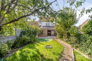 <strong>Immo Van Middelem propose à la vente cette maison à rafraîchir, SPACIEUSE ET LUMINEUSE, située sur un terrain de +/- 2a24ca, comprenant 5 pièces, un jardin et un grand abri de jardin à Dilbeek.</strong><br /><strong>Emplacement très pratique en termes de mobilité : cette maison se trouve à la limite d'Anderlecht, ce qui permet un accès rapide à Bruxelles et au Ring !<br /></strong><br />L'agencement est le suivant:<br />- REZ-DE-CHAUSSÉE: hall d'entrée, très grand salon, cuisine avec porte coulissante donnant sur la terrasse et le jardin, chambre, WC, débarras/buanderie;<br />- 1er ÉTAGE: couloir, 3 chambres, salle de bains, WC séparé;<br />- 2e ÉTAGE: couloir, 3 chambres, salle de bains, WC séparé;<br />- CAVE: local technique et divers espaces de rangement.<br /><br />Chauffage central au gaz.<br />PEB: 428 kWh/m² - label E (CU: 3686207).<br />Libre à l'acte.