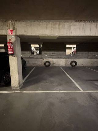 Deze ruime parkeerplaats bevindt zich in de gegeerde Residentie Santhooft, op een uitstekende en zeer centrale ligging in Nieuwpoort-Bad. Dankzij de ruime toegangs- en manoeuvreerruimte is de parkeerplaats vlot bereikbaar en gemakkelijk in en uit te rijden.<br />Een ideale oplossing voor wie op zoek is naar een veilige en praktische parkeerplaats aan de Belgische kust, zowel voor eigen gebruik als voor een tweede verblijf.<br />Een praktische parkeeroplossing op een topligging aan zee!