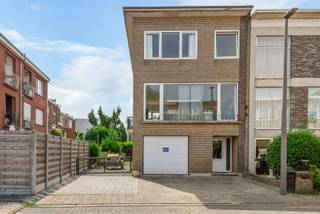 <p>In een rustige straat in Deurne vindt u deze verzorgde halfopen bel-etage waar ruimte, licht en comfort centraal staan. Dankzij de oprit voor meerdere wagens, de inpandige garage en de praktische indeling is dit de ideale woning voor gezinnen.</p>
<p>Op het gelijkvloers komt u binnen via de inkomhal met apart gastentoilet. Verder vindt u een inpandige garage, een handige bergruimte en een polyvalente ruimte met rechtstreekse toegang tot de tuin. Ideaal als bureau, hobbyruimte of extra slaapkamer.</p>
<p>De eerste verdieping vormt het hart van de woning met een lichtrijke leefruimte en een open keuken. De grote raampartijen zorgen voor een aangename lichtinval en een gezellige sfeer. Het terrasje is ideaal om je ochtend koffietje te drinken.</p>
<p>Op de tweede verdieping bevinden zich twee ruime slaapkamers, een derde kamer die perfect dienst doet als bureau of kinderkamer en een verzorgde badkamer uitgerust met een instapdouche en toilet.</p>
<p>Deze woning combineert een rustige ligging met een praktische indeling en alle comfort voor het moderne gezinsleven. Bovendien geniet u van een zonnige tuin, voldoende parkeergelegenheid op eigen terrein en een vlotte bereikbaarheid van winkels, scholen en openbaar vervoer.</p>
<p>Interesse? Maak dan snel een afspraak via thijs@jamar.immo of 03 435 31 33.</p>
<p> </p>
<p> </p>
