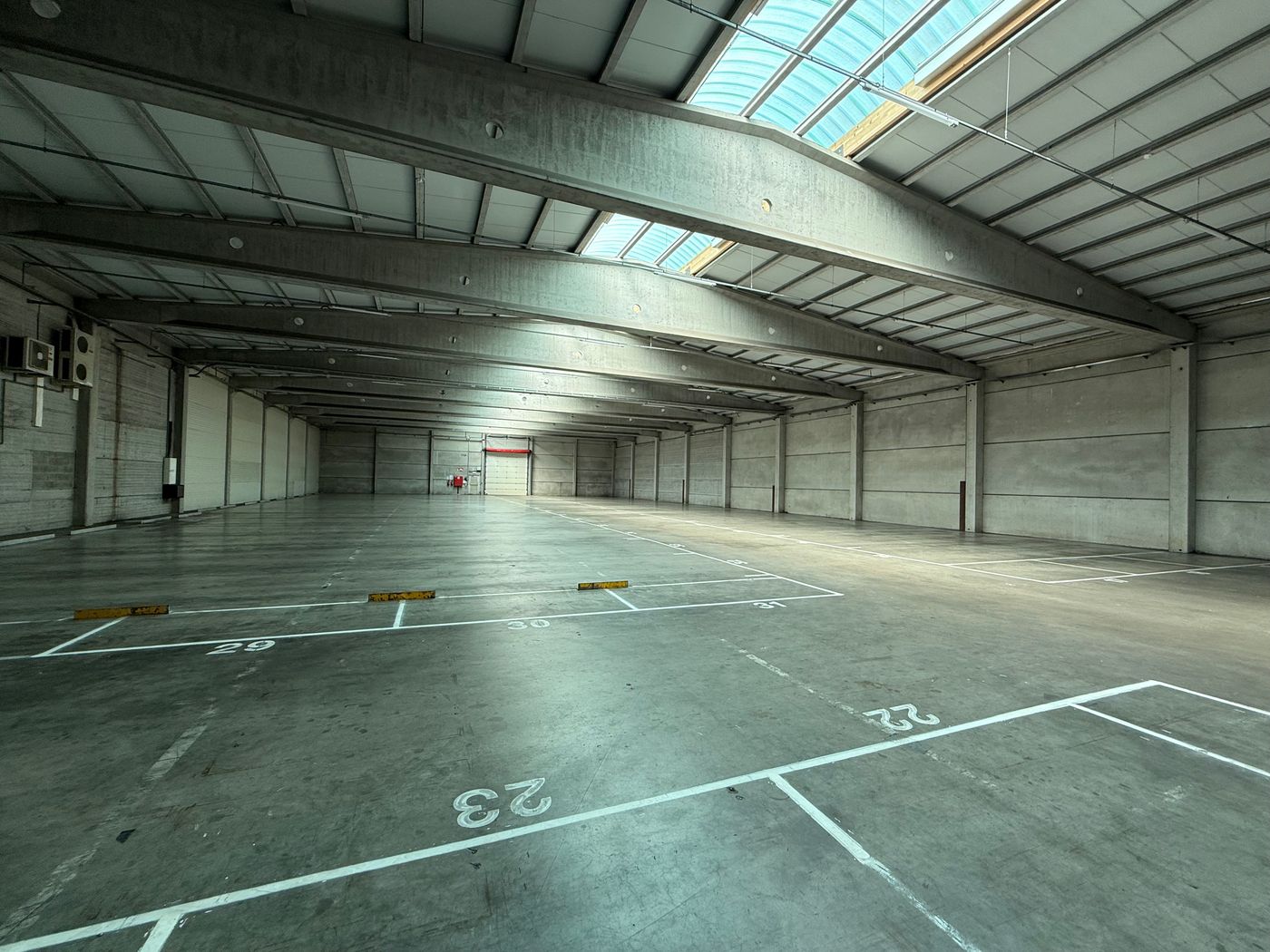 Uitstekend bereikbaar magazijn (1.800 m²) te huur te Gent (Desteldonk) - foto 4