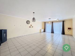 Dit duplexappartement gelegen te Ichtegem bestaat uit: inkomhal - ruime woonkamer - uitgeruste keuken - terras - was/opbergruimte - toilet - badkamer uitgerust met douche, toilet en lavabomeubel - 3 slaapkamers. Er is GEEN lift aanwezig. <br /><br />Direct vrij. Huurprijs 745 €/mnd.