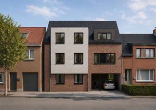 Dit ruime gelijkvloersappartement van 128,64 m² combineert een doordachte indeling met hedendaags wooncomfort en een aangename buitenbeleving. Dankzij de drie volwaardige slaapkamers is deze woonst ideaal voor gezinnen, koppels die extra ruimte wensen of wie comfortabel thuis wil werken.<br /><br />Het hart van het appartement wordt gevormd door de royale leefruimte, waar grote raampartijen zorgen voor een overvloed aan natuurlijk licht. Via het brede schuifraam loopt u rechtstreeks naar het ruime zonneterras en de privatieve tuin – de perfecte plek om te genieten van een ontbijt in de ochtendzon, een gezellige barbecue met vrienden of een rustige avond in het groen.<br /><br />De open leefruimte sluit naadloos aan op de keuken, waardoor een aangenaam en luchtig geheel ontstaat dat uitnodigt tot samen leven en genieten.<br /><br />Troeven van dit appartement:<br /><br />-Bewoonbare oppervlakte van 128,64 m²<br />-3 ruime slaapkamers<br />-Royale, lichtrijke leefruimte<br />-Ruim privéterras en aangelegde tuin<br />-Gelijkvloers wonen met optimaal comfort<br />-Privatieve carport verplicht aan te kopen.<br /><br />Een unieke kans voor wie op zoek is naar een ruime, instapklare nieuwbouwwoning met alle comfort van een appartement én het gevoel van een eigen tuin. Hier geniet u elke dag van rust, ruimte en een kwalitatieve woonomgeving.