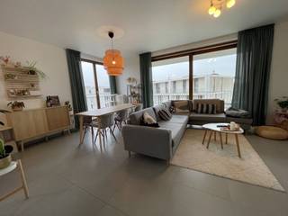 ZONNIG HOEKAPPARTEMENT met 2 slaapkamers gelegen op de 3de verdieping, vlakbij alle winkels, openbaar vervoer en zicht op de torens van BRUGGE! Inkom met gastentoilet, leefruimte met open keuken, ruime berging, 2 slaapkamers, badkamer, 2 ZONNETERRASSEN (voor -en achteraan), kelderberging en ONDERGRONDSE AUTOSTAANPLAATS inbegrepen! hier heb je rust & stilte, licht in overvloed en een mooi uitzicht, kortom: het IDEALE appartement! Zuinig EPC 85,97 kWh/m² UC EP02369