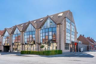 Deze instapklare duplex, gelegen in de Oostrozebekestraat in Ingelmunster, biedt een aangename combinatie van ruimte, licht en comfort.Bij het...