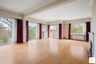 <p><span>Standingvol en uiterst aangenaam app. op een gunstige ligging ter hoogte van het Harmoniepark met mooi zicht over het Albertpark. </span></p><p><span>Ca 150 m² bew.opp. ingedeeld in een riante woonruimte met aansluitende slaapkamer met eveneens zicht op groen vooraan, een eerste badkamer,  grote ingerichte keuken met aansluitende polyvalente kamer (thans bijkeuken met wasplaats). Achteraan het appartement bevindt zich nog de masterbedroom met een 2de badkamer en een derde slaapkamer.  Ondergrondse berging inbegrepen.</span></p><p><span>Zeer residentiële locatie met goede verbinding naar autosnelwegen en centrum van Antwerpen. </span></p><p><span>Te renoveren!  </span></p><p><span>Ca 300 maandelijkse kosten (verwarming en water inbegrepen).</span></p>