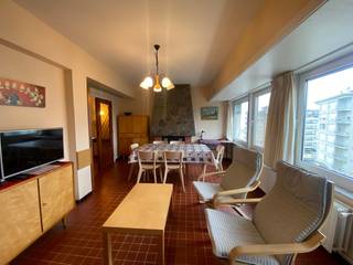 Ruim appartement met lateraal zeezicht in Koksijde<br /><br />*op wandelafstand van het strand! <br />* zijdelings zeezicht<br />*lichtrijk appartement <br /><br /><br /> Indeling:<br />- 2 Slaapkamers – Ruime kamers met veel lichtinval.<br />- Woonkamer – Comfortabele ruimte met zicht op de omgeving.<br />- Afzonderlijke keuken met balkon <br />- Badkamer – Voorzien van een douche, wc, en lavabo.<br />- Gemeenschappelijke fietsenberging<br /><br />- Privé parkeerplaats voor het gebouw <br />- Elektrische installatie conform <br /><br />Ideaal voor doe-het zelver!!!<br />Met een minimum aan kosten op te frissen naar een aangename stek aan zee!!!<br />Grijp uw kans!