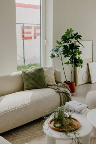 Instapklare woning te koop gelegen in een leuke buurt en de ideale uitvalsbasis in het centrum <br />van Vichte. Deze woning is volledig instapklaar:<br /><br />- 3 volwaardige slaapkamers<br />- eigen tuin met apart toegang achteraan inclusief grote stijlvolle tuinberging<br />- inpandige garage<br />- ruime badkamer met douche én bad<br />- volledig ingerichte keuken met kwalitatieve toestellen<br />- gebruik van duurzame technieken: zonnepanelen, warmtepomp en vloerverwarming<br />- volledig ingericht en geschilderd, dus je kan meteen verhuizen!<br />- unieke troef: deze woning kan aan 6% btw gekocht worden! Zo bespaar je al snel tienduizenden euro's op deze woning!<br /><br />Wens je graag een bezoek? Contacteer dan snel onze verkoopsadviseur Ben via ben@eribo.be of 0488/942.643!