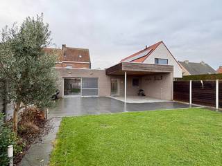 Totaal gerenoveerde woning met 305 m² bew. Opp., 4slks + gelijkvloerse kamer.Deze woning heeft nog steeds zijn originele allures uit 1937. Hoge...
