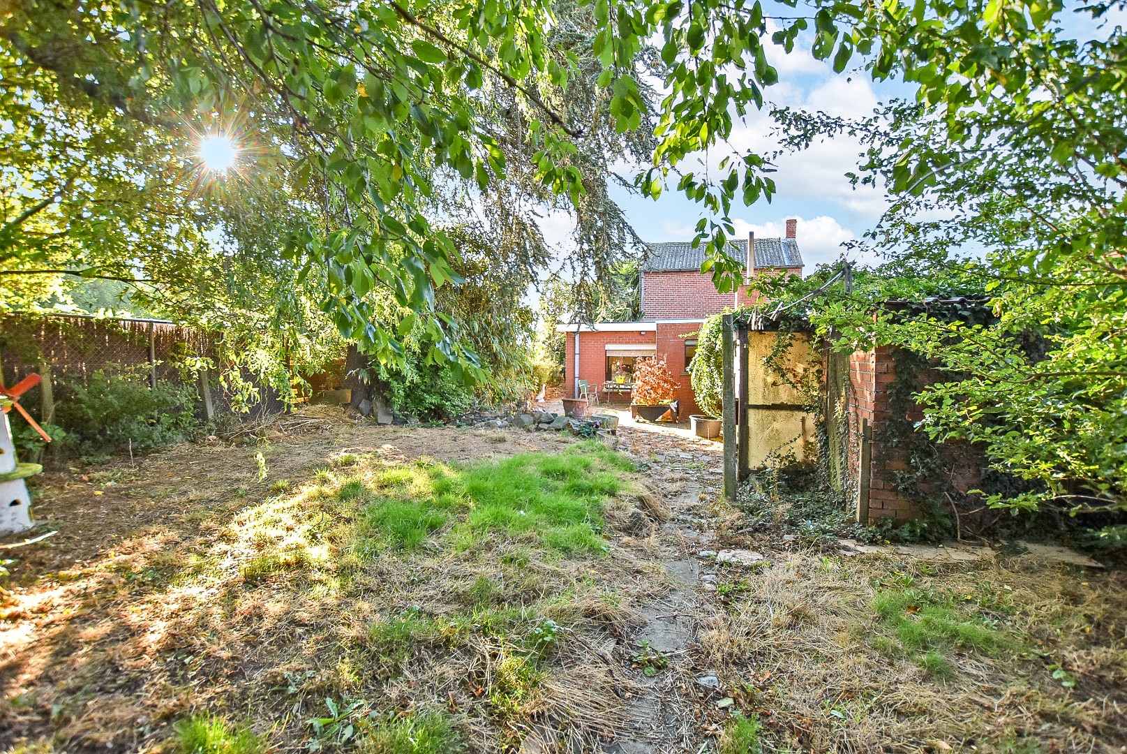 Te renoveren woning op een perceel van 392m² te Houthulst! - foto 4