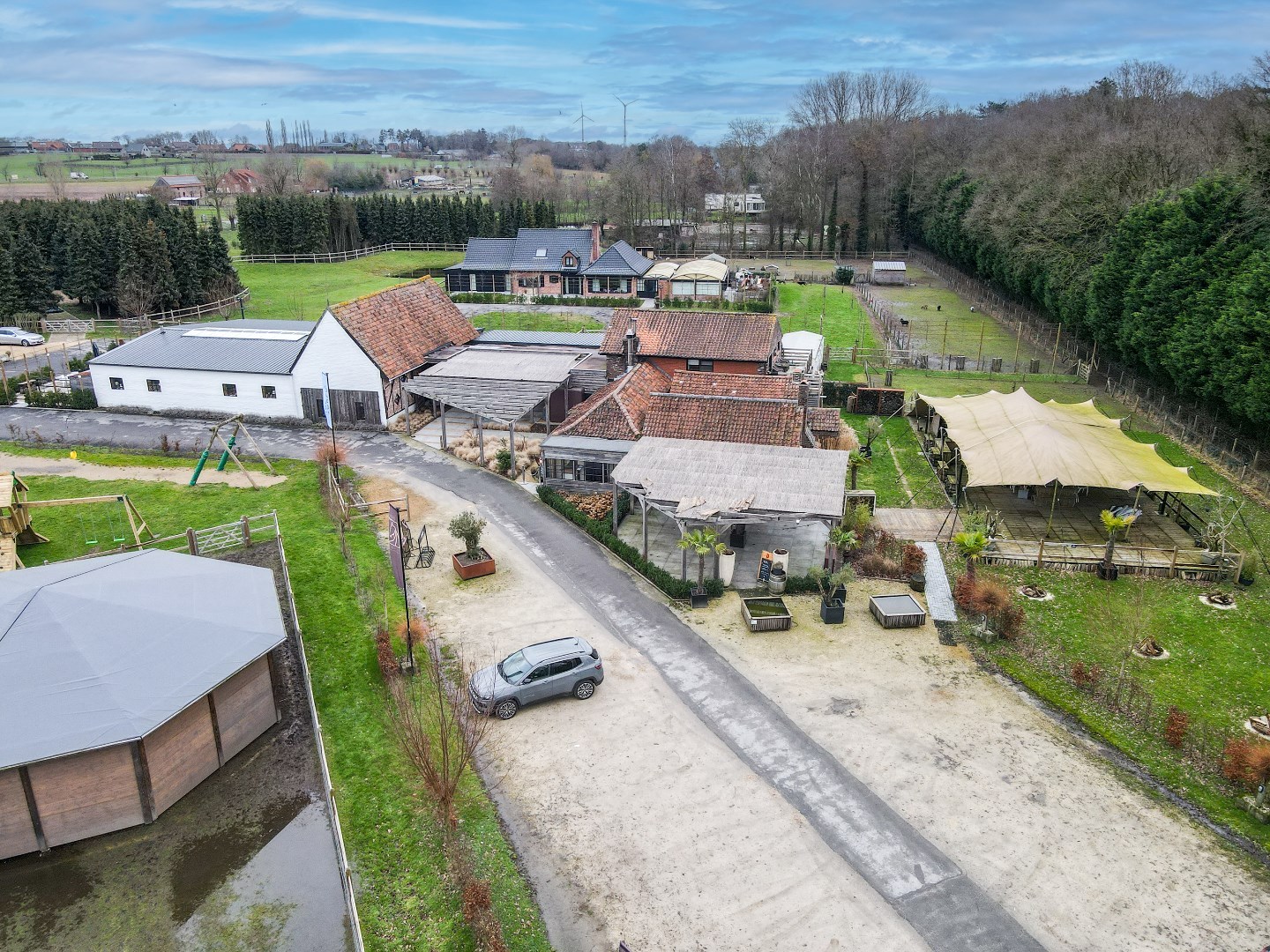 Exclusief domein met restaurant/feestzaal en luxueuze woning op 5 Ha te Torhout - foto 1