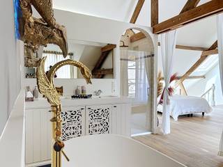 <p><span>Prachtig gerenoveerde karakterwoning op toplocatie</span></p><p><span>Deze unieke woning werd met veel zorg gerenoveerd met authentieke, kwalitatieve materialen, waarbij historische charme en hedendaags wooncomfort perfect samengaan. De stijlvolle afwerking en idyllische sfeer maken van deze eigendom een bijzonder geheel.</span></p><p><span>Gelijkvloers:</span><span><br />Ruime inkomhal met toegang tot de gezellige leefruimte, kwalitatieve open keuken met ingebouwde toestellen, praktische wasplaats/berging en apart gastentoilet.</span></p><p><span>Eerste verdieping:</span><span><br />Ruime open master suite met slaapgedeelte, ingebouwde dressing en een luxueuze badkamer met ligbad, douche, dubbele lavabo en toilet. Aansluitend bevindt zich een zongericht terras.</span></p><p><span>Troeven:</span></p><ul><li><span>Authentieke renovatie met kwalitatieve materialen</span></li><li><span>Luxueuze afwerking</span></li><li><span>Gunstig EPC</span></li><li><span>Conforme elektrische installatie</span></li><li><span>Asbestveilig</span></li><li><span>Toplocatie!</span></li></ul>