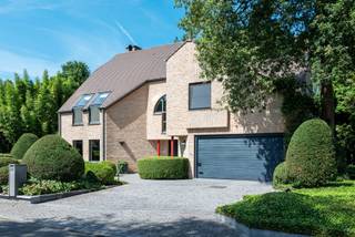Ruime villa met licht en rust op toplocatie in Schiplaken
In een uiterst rustige en residentiële straat in Schiplaken bevindt zich deze verrassend ruime en lichtrijke villa met een bewoonbare oppervlakte van maar liefst 377 m². Bij het betreden van de woning valt meteen de overvloedige natuurlijke lichtinval op door de grote raampartijen, wat zorgt voor een warm en uitnodigend gevoel in de royale leefruimte en keuken. De woning beschikt over vier volwaardige slaapkamers, twee comfortabele badkamers en twee toiletten. Voor wie houdt van ontspanning is er bovendien een sauna aanwezig. Daarnaast is er ook voldoende opbergruimte met twee bergingen.
Buitenshuis zet de troef van rust en privacy zich naadloos voort. De aangelegde tuin met vijver vormt het idyllische decor voor zonnige dagen en ontspannen momenten. Een ruime dubbele garage biedt daarnaast voldoende plek voor twee voertuigen en extra opbergruimte.
Ook de locatie laat niets te wensen over: u geniet van de absolute stilte van de buurt, terwijl u zich op een boogscheut bevindt van het Bloso-domein in Hofstade en het bruisende Mechelen. Dankzij de vlotte en directe aansluiting op de E19 woont u hier bovendien uiterst strategisch en centraal tussen Antwerpen en Brussel, wat deze woning de perfecte uitvalsbasis maakt voor wie groen en rust wil combineren met een uitstekende bereikbaarheid.
Wij leiden jullie graag zelf rond in onze woning.