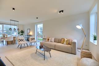 Hectaar realiseert twee halfopen bebouwingen op ruime percelen (554,59m² en 526,57m²). De woningen bevinden zich op een uitstekende locatie, op slechts enkele minuten van de E40, waardoor je geniet van een vlotte verbinding naar omliggende steden en alle nodige voorzieningen. Met een E-peil 30 voldoen deze aan de hoogste energienormen, wat resulteert in lagere energiekosten, alsook meer comfort.<br />Als koper krijg je de kans om volledig inspraak te hebben in de inrichting en afwerking van jouw woning. In samenspraak met onze betrouwbare partnerleveranciers kies je zelf de materialen en afwerking volgens smaak en budget.<br /><br /><strong>Indeling van de woning:</strong><br />Gelijkvloers: inkomhal met gastentoilet, lichtrijke leefruimte met open keuken en een garage. <br />Verdieping: nachthal met apart toilet, 3 ruime slaapkamers (14,14m² - 11,04m² - 15,91m²) en badkamer met ligbad, douche en dubbel lavabomeubel.<br />Zolder: toegankelijk via het zolderluik - ideaal als extra opbergruimte. <br /><br /><strong>Troeven van deze woning:</strong>
<ul>
	<li>Energiezuinig</li>
	<li>Lucht/water warmtepomp en vloerverwarming </li>
	<li>Ruime percelen</li>
	<li>Regenwaterput 7.500l aangesloten op toiletten/wasmachine/buitenkraan</li>
	<li>Inpandige garage </li>
</ul>
Ben je op zoek naar een nieuwe thuis? Neem dan snel contact op voor een afspraak of een bezichtiging aan een van onze kijkwoningen!<br /><span>(Foto's zijn referentiebeelden van voorgaande projecten)</span>