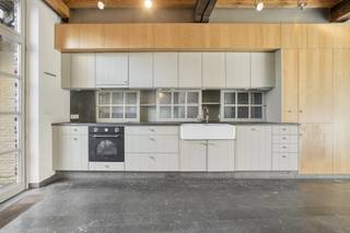 Dit unieke vastgoed in het hart van Brugge biedt een royale bewoonbare oppervlakte van 212 m² op een perceel van 90 m² en combineert ruimte met een moderne, hedendaagse uitstraling. De woning is gelegen in de rustige Moerstraat, een charmante straat die wordt gekenmerkt door haar historische karakter en prachtige authentieke gevels. Op wandelafstand bevindt zich het schilderachtige Sint-Jakobsplein, terwijl tal van restaurants, horecazaken en gezellige ontmoetingsplaatsen u laten genieten van het bruisende en magische stadsleven van Brugge.<br /><br />De woning is toegankelijk via zowel de voordeur als via de Vispoort, waar de rijke geschiedenis van het 16e-eeuwse Godshuis vandaag nog steeds voelbaar is. Bovendien beschikt deze eigendom over een gezellige stadskoer en een ruim terras op de eerste verdieping, waardoor u ook in het centrum van Brugge kunt genieten van aangename buitenruimtes. Deze unieke combinatie van ligging, geschiedenis en buitenruimte maakt van deze woning een uitzonderlijke opportuniteit.<br /><br />Indeling van de woning (212m²): <br /><br />Kelder<br /><br />Gelijkvloers:<br />- Inkomhal<br />- Toilet<br />- Woonkamer<br />- Keuken<br />- Stadskoer (25m²)<br /><br />1e verdieping:<br />- Woonkamer<br />- Terras (7m²)<br /><br />2e verdieping:<br />- Nachthal<br />- Slaapkamer<br />- Badkamer<br />- Toilet<br />- Slaapkamer<br /><br />Zolder<br /><br />Interesse? Aarzel niet om contact met mij op te nemen. <br /><br />Bestuursmaatregelen in het maatregelenregister: nee