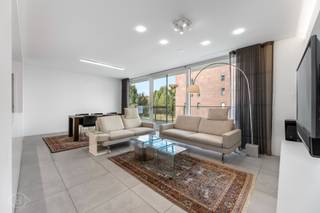 Graag presenteren wij u dit uitzonderlijk bemeubeld appartement met prachtig westgericht terras, gelegen in de iconische Balk van Beel. Het appartement omvat een ruime inkomhal met toilet en ingemaakte vestiaire, een lichtrijke leefruimte met een volledig geëquipeerde, open keuken met een groot kookeiland en hoogwaardige toestellen waaronder afwasmachine, koelkast met diepvriezer, oven, microgolfoven, kookplaat. Bovendien beschikt de keuken over een zeer praktische bijkeuken en berging met een wasmachine en een droogkast. Aansluitend de leefruimte bevindt zich het terras over de volledige breedte van het appartement. Verder beschikt dit prachtig appartement over 2 slaapkamers waaronder een master bedroom met ensuite badkamer voorzien van ligbad en dubbele wastafel, een tweede badkamer met inloopdouche, dubbele wastafel en een infraroodcabine . Het appartement beschikt bovendien over een inpandige autostaanplaats, twee privatieve fietsenstallingen en een privatieve kelderberging. De huurprijs bedraagt €1.650 per maand + €250 maandelijkse lasten. Elektriciteit en internet zijn individueel af te sluiten. Onmiddellijk beschikbaar. Een unieke woonst op wandelafstand van het historisch centrum! Meer info of een bezoek: info@homies.be - 016/15 37 11<br />