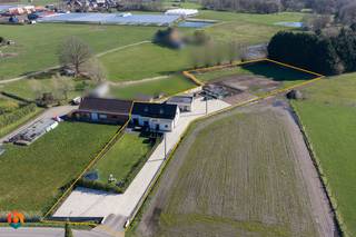 Op een fantastische locatie te Onze-Lieve-Vrouw-Waver bevindt zich deze gerenoveerde woning met 5 slaapkamers op een perceel van 3945 m². U geniet hier van een uitstekende ligging in een groene omgeving met een schitterende bereikbaarheid vlakbij de R6.<br /><br />Benieuwd naar deze exclusieve woning? Klik hier voor een prachtige 3D beleving van de woonst.<br /><br />We betreden de woning via de inkomhal met apart gastentoilet en vestiaire. De lichtrijke leefruimte kan worden ingericht met een gezellige zithoek en aparte eetplaats. Aanpalend bevindt zich de keuken die mooi werd geïntegreerd in het geheel en is voorzien van de meest kwalitatieve toestellen. Via de keuken en leefruimte heeft u daarnaast ook toegang tot het goed georiënteerde terras en de ruime tuin. Via de inkomhal bereiken we de eerste slaapkamer die ook uitstekend kan dienen als bureau -of hobbyruimte. Verder vinden we op het gelijkvloers een wasruimte/berging en een eerste badkamer met inloopdouche, bad en lavabo. Via de nachthal op de eerste verdieping bereiken we 4 slaapkamers en een tweede badkamer, voorzien van een toilet, lavabo en douche.<br />Het bijgebouw achter de woning werd volledige afgewerkt en biedt ruimte tot het inrichten van een extra leefruimte, bureau of hobbyruimte. Verder vinden we hier een derde toilet.  <br /> Tot slot beschikt deze woning nog over een kleine opbergzolder en een garagebox. <br /><br />Dit is een geweldige opportuniteit als u op zoek bent naar een ruime woning met 5 slaapkamers in een groene omgeving te Onze-Lieve-Vrouw-Waver. Contacteer ons op het nummer 0479 13 63 69 voor meer informatie of via info@boonstravastgoed.be<br /><br />Bijzonderheden: <br />- 5 slaapkamers<br />- Uitstekende ligging<br />- Perceel van 3945 m²