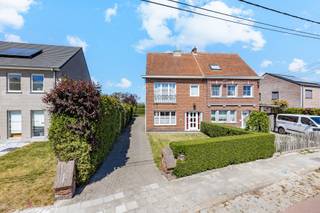 <p><span>Prachtige, charmante woning met 3 slaapkamers en grote tuin!</span></p><p><span>Deze woning is gelegen nabij het centrum van Kalken, vlakbij de Kalkense Meersen. Vlot bereikbaar, handel en scholen in de nabijheid!</span></p><p><span>De troeven zijn absoluut de locatie, vlakbij de dorpskern en de Kalkense Meersen, en het volume van de woning en de grote tuin!</span></p><p><span>Op het gelijkvloers is er een inkomhal, ruime en lichtrijke woonkamer, ingericht keuken en de badkamer.</span></p><p><span>Op de eerste verdieping bevinden zich 3 grote slaapkamers, met aansluitend nog een kamer en een apart toilet.</span></p><p><span>Er is een ruime zolder aanwezig.</span></p><p><span>Bent u ook gecharmeerd door deze woning? Neem contact op om uw bezoek te plannen.</span></p><p><span>EPC 642, uc 3859160; Renovatieplicht aanwezig. G-score A, P-score D; </span><span>Bestuursmaatregelen in het maatregelenregister: nee.</span></p><p><span> </span></p><p><span> </span></p>