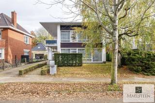 Maison architecturale située dans un quartier résidentiel à Sint-Andries, Bruges, sur un terrain de pas moins de 1 876 m². Un véritable rêve pour...