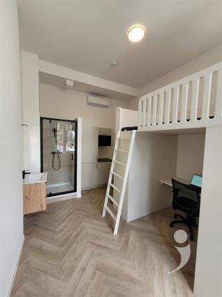 <p><span>Discover this modern student room located on Vaartstraat in the heart of Leuven. The building was thoroughly renovated with sustainable materials and meets today's standards of comfort and energy efficiency.</span></p><p><span> </span></p><p><span>The room is located on the 1st floor and is equipped with an energy efficient air-to-air heat pump for heating in winter and air conditioning in summer. It is sold fully furnished and has a box spring, desk with chair, built-in closet, curtain and a practical breakfast block with microwave and refrigerator. In addition, the room has its own bathroom which ensures optimal comfort and privacy. With a shared toilet in the hall.</span></p><p><span> </span></p><p><span>There is a fully equipped communal kitchen in the building. There is also a cozy city garden with terrace, ideal for relaxing.</span></p><p><span> </span></p><p><span>Thanks to its central location campuses, stores and restaurants are within walking distance, an ideal base for students and an interesting investment.</span></p><p><span> </span></p><p><span>The photos'are from reference properties and serve to illustrate the level of finish and atmosphere.</span></p><p><span> </span></p><p><span> </span></p><p><span>Interested? Contact us on 016 15 31 15 or info@immolivit.be</span></p><p><span> </span></p>