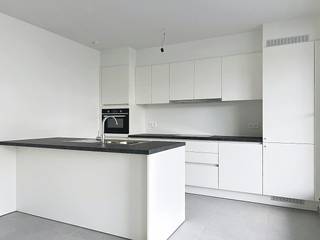 De snelste manier om een bezoek te brengen aan dit appartement? Vraag je bezoek aan via de rode knop op onze website (www.dewaele.com) en je wordt gecontacteerd door één van onze verhuurexperten. <br /><br />Lichtrijk appartement met 2 slaapkamers, 2 terrassen en carport op een centrale ligging nabij het centrum van Roeselare.<br /><br />Het appartement heeft volgende indeling:<br />- Inkom <br />- Lichtrijke leefruimte<br />- Open keuken voorzien van kookplaat met dampkap, spoelbak, oven, frigo en vaatwas<br />- Berging voorzien van aansluiting wasmachine<br />- Toilet<br />- 2 Slaapkamers<br />- Badkamer voorzien van lavabo in meubel en inloopdouche<br />- 2 terrassen<br /><br />Extra kenmerken:<br />- Instapklaar en lichtrijk <br />- Laag energieverbruik<br />- Lift aanwezig in het gebouw<br />- Centraal gelegen nabij winkels, openbaar vervoer, centrum van Roeselare,...<br /><br />Mogelijkheid tot huren van een carport: 50,00 euro/maand.<br /><br />Ben jij geïnteresseerd in dit appartement in Roeselare? Aarzel dan niet ons te contacteren.
