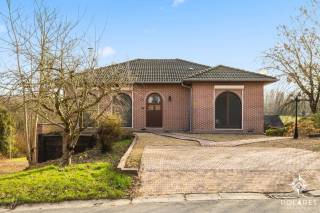 Deze ruime villa, gebouwd in 2000, is gelegen op een ruim perceel in een residentiële buurt in Herent, op een steenworp van Leuven. Met een bewoonbaar oppervlakte van 275m² (volgens EPC) en een  EPC-label B biedt deze woning een degelijke constructie, afgewerkt met kwalitatieve materialen, en bijzonder veel ruimte en potentieel.<br /><br />Via de inkomhal op het bel-étageniveau kom je binnen in een ruime inkomhal met apart toilet,  vestiaire en een praktische wasplaats. Aansluitend vind je er een volledig uitgeruste keuken, en een lichtrijke leefruimte met zit- en eetplaats, die toegang geeft tot het terras. <br /><br />De verdieping bestaat uit een nachthal met toegang tot een apart toilet, een ruime badkamer en 3 volwaardige slaapkamers. De hoofdslaapkamer beschikt bovendien over een dressing. Verder is er nog een zolder aanwezig. Dankzij de praktische indeling kan elke ruimte functioneel worden benut.<br /><br />De woning is volledig onderkelderd en beschikt op dit niveau over zeer ruime bergplaatsen en een inpandige garage met plaats voor 2 wagens. Daarnaast is er extra ruimte die kan dienen als bureau of hobbyruimte. <br /><br />De uitgestrekte tuin op een perceel van 2.500m² zorgt voor privacy en een groen uitzicht. Dit alles op wandel- en fietsafstand van het centrum van Leuven. U bevindt zich bovendien op slechts enkele minuten van UZ Gasthuisberg, KU Leuven, IMEC en belangrijke invalswegen.<br /><br />De woning werd gebouwd met kwaliteitsvolle materialen, is met zorg onderhouden en voorzien van 4 parkeerplaatsen, inclusief elektrische laadpaal. Het EPC-label B garandeert bovendien lage energiekosten en een hoog wooncomfort. <br /><br />Kortom, de ideale woning voor zowel gezinnen als ondernemers die nood hebben aan extra ruimte. <br /><br />Meer informatie via www.polares.eu of neem contact op via victoria@polares.eu