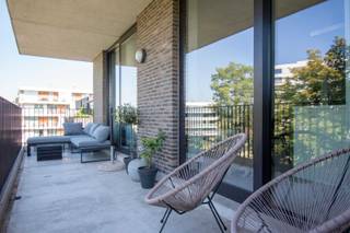 Lichtrijk appartement (EPC A) met ruim zonneterras en groen uitzicht te Groenzuid.<br />Ontdek dit prachtig lichtrijk appartement waar ruimte, comfort en licht centraal staan. Dankzij de grote ramen tot op de grond baadt de leefruimte de hele dag in natuurlijk zonlicht en geniet je van een open en aangename sfeer. De gezellige leefruimte geeft uit op een royaal zuidwestgericht terras van maar liefst 17 m². Hier kan je volop genieten van de middag- en avondzon met een rustgevend uitzicht op een zee van groen – een unieke troef die zorgt voor privacy en ontspanning. De open keuken is volledig uitgerust met alle nodige toestellen: oven, microgolf, kookplaat, afwasmachine en een ingebouwde koelkast met diepvries. Aansluitend bevindt zich een praktische berging, ideaal voor extra stockage en huishoudtoestellen. Het appartement is bovendien voorzien van een waterverzachter voor extra comfort. <br />Extra troeven: <br />- Twee zeer ruime slaapkamers. Eén van de twee slaapkamers is zodanig groot dat hier makkelijk met minimale ingreep twee slaapkamers van gemaakt kunnen worden. <br />- Ondergrondse staanplaats vlak bij de lift <br />- Kelderberging voor bijkomende opslagruimte <br />- Op wandelafstand van openbaar vervoer en winkels<br />- grote gemeenschappelijke tuin aanwezig, enkel toegankelijk voor bewoners <br />De ondergrondse staanplaats is verplicht mee aan te kopen voor €20.000. Dit appartement combineert licht, ruimte en een groene omgeving met een uitstekende praktische indeling. Ideaal voor wie comfortabel en rustig wil wonen met alle voorzieningen binnen handbereik. Interesse? Kijkdagen (enkel op afspraak) op woensdagavond 11 maart en zondag 15 maart. Neem contact op via schaapskooi@yahoo.com voor een bezoek en laat je verrassen door de charme en het licht van dit unieke appartement. GEEN IMMO AUB