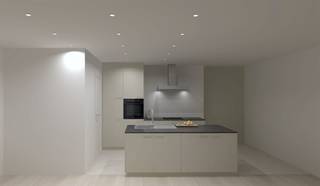 <p>Modern appartement met twee slaapkamers in een nieuwbouwproject dat eind juni wordt opgeleverd. De huur kan starten vanaf 1 juli 2026. Dit ruime en energiezuinige appartement biedt een aangename leefruimte met grote raampartijen en toegang tot een terras van 10 m². De open keuken is volledig ingericht en beschikt over een kookeiland, elektrisch kookvuur, combi-oven, ingebouwde koelkast en vaatwasmachine. Aansluitend bevindt zich een praktische berging met plaats voor wasmachine en droogkast. De badkamer is uitgerust met een dubbele lavabo en een comfortabele inloopdouche. Daarnaast is er een apart gastentoilet aanwezig. Het appartement heeft een onderhoudsvriendelijke keramische grijze tegelvloer, warmtepompverwarming en vloerverwarming voor een gelijkmatig en efficiënt warmtecomfort in alle ruimtes. Het gebouw is voorzien van een lift en biedt een ruime fietsenberging op het gelijkvloers. Een ondergrondse autostaanplaats kan worden bijgehuurd voor 85 euro per maand en is bereikbaar via een autolift. Dit kwalitatieve appartement combineert hedendaags wooncomfort met moderne voorzieningen en is ideaal voor wie op zoek is naar duurzaam en stijlvol wonen in een recent nieuwbouwproject.</p>