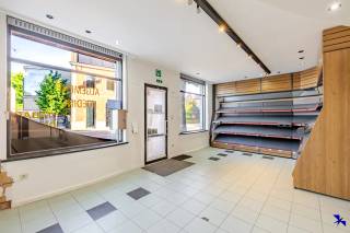 Bienvenue à Lokeren !<br /><br />Vous cherchez une propriété où habiter et travailler se combinent parfaitement, avec un emplacement central, un jardin ensoleillé et un garage ?<br /><br />Grâce à sa situation stratégique, vous vous trouvez à deux pas des commerces, écoles, transports en commun et de l’E17.<br /><br />Disposition : à l’avant, un espace polyvalent spacieux d’environ 50 m² avec accès direct à la partie habitation et aux espaces extérieurs. La propriété comprend également un garage adjacent, accessible depuis le jardin.<br /><br />L’espace de vie comprend un salon convivial avec de grandes fenêtres et une cuisine ouverte. À l’arrière se trouve une véranda d’environ 30 m², équipée de baies vitrées coulissantes et de moustiquaires tout autour. Depuis la véranda, vous bénéficiez d’une belle vue et d’un accès direct à la terrasse orientée sud-est ainsi qu’au jardin entièrement clôturé. La maison dispose aussi d’une porte arrière séparée qui permet un accès direct au jardin et à la cour.<br /><br />Au premier étage, vous trouverez trois chambres à coucher de bonne taille et une salle de bain spacieuse équipée d’une baignoire et d’une douche, ainsi qu’un hall de nuit avec des armoires encastrées. Un grand grenier accessible par une trappe escamotable offre un espace de rangement supplémentaire idéal.<br /><br />Atouts supplémentaires :<br /><br />Classe énergétique B  <br />Panneaux solaires  <br />Installation électrique conforme  <br />Sans amiante  <br />Toiture et isolation rénovées (2025)  <br /><br />Intéressé ? Contactez notre bureau à l’adresse info@hiro.be ou par téléphone au 03 230 00 14.