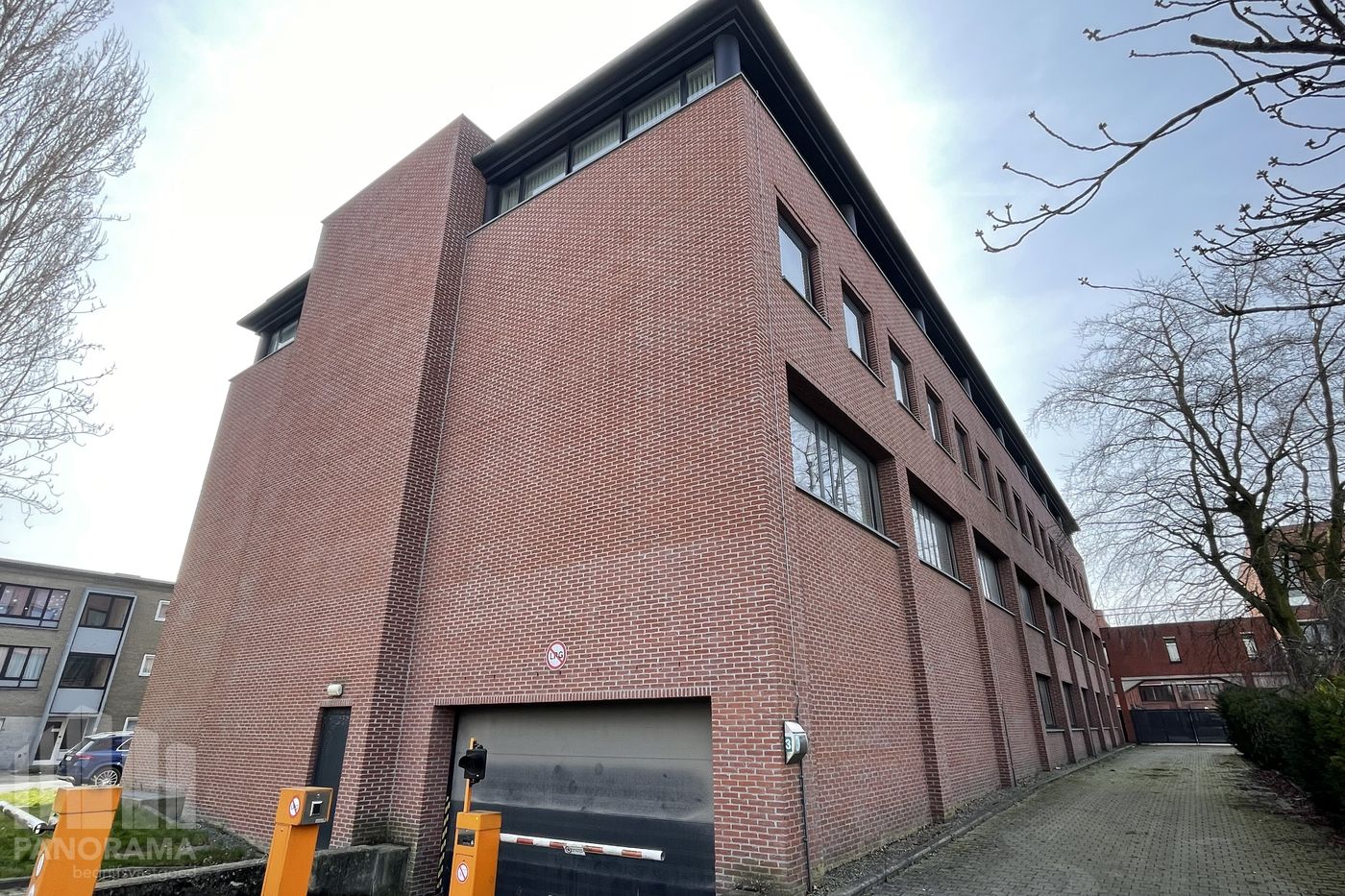 Lichtrijke ruime kantoorruimte met open indeling in het hart van Brugge - foto 4