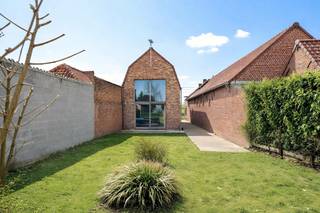 <p>Leuke eigendom bestaande uit een charmant gerenoveerde woning, extra bijgebouw/atelier/extra woonst, en mooie grote tuin. <br /><br />Deze herbouwde woning ligt aan de voet van de Kluisberg, op een boogscheut van Ronse en Avelgem, en op slechts 30 minuten van Doornik. <br />De woning biedt hedendaags wooncomfort met vloerverwarming, zonnepanelen en een ruime, lichtrijke leefruimte met zicht op de grote tuin. <br />Binnenin vind je een stijlvolle open keuken, praktische berging, garage en boven een grote nachthal, drie slaapkamers, een moderne badkamer met alle comfort en apart toilet.<br /><br />Achteraan geniet je van een diepe tuin met open zicht, ideaal om tot rust te komen. <br /><br />Extra troef is het naastliggende te renoveren bijgebouw met twee verdiepen, perfect als atelier, kangoeroewoning, praktijkruimte of verhuurproject (vergunning nog aan te vragen). <br /><br />Een unieke kans voor wie comfortabel wil wonen met uitbreidingsmogelijkheden.<br /><br />Dit zoekertje omvat enkele AI-gegenereerde visualisaties.<br />Meer info of plan je bezoek: wim@immobeguin.be<br />Te koop via Immo Beguin, uw vastgoedexpert sinds 2009, met kantoren in Ronse, Waregem, Kortrijk, Deinze, Doornik en Lessen.</p>