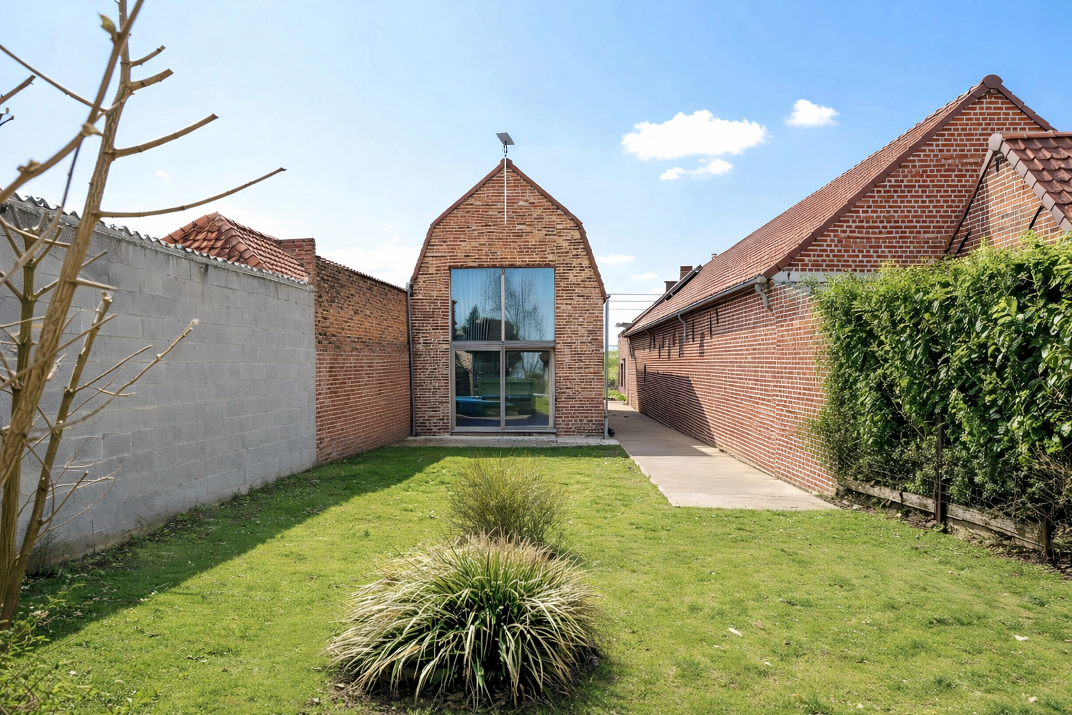 Prachtig gerenoveerde woning + bijgebouw, op topligging. - foto 1