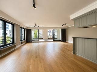 Luxueus hoekappartement van ca 156 m², ideaal gelegen op de hoek van de Meir en de Twaalfmaandenstraat, in het hart van Antwerpen en vlakbij...