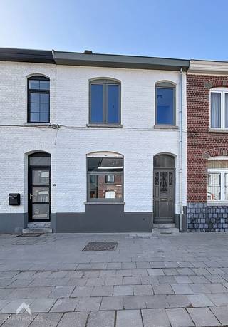 <p>Ontdek deze instapklare en energiezuinige woning waar comfort en functionaliteit centraal staan. Via de inkomhal betreedt u de ruime en lichtrijke leefruimte met gezellige zit- en eethoek. Vanuit de leefruimte is er toegang tot de kelder, ideaal als extra bergruimte. De grote, open en volledig geïnstalleerde keuken vormt het hart van de woning en geniet van veel natuurlijk licht en een mooi zicht op de tuin. Verder bevindt zich op het gelijkvloers een gastentoilet en een praktische berging met wasplaats. Achteraan ligt de zonnige en onderhoudsvriendelijke tuin met een aangenaam terras, perfect om te genieten van rustige momenten buiten. <br /><br />Op de eerste verdieping vindt u twee comfortabele slaapkamers en een badkamer uitgerust met bad, lavabo en toilet. De tweede verdieping herbergt een ruime master bedroom. Een ideale woning voor wie op zoek is naar een instapklaar en energiezuinig thuis op een aangename locatie.<br /><br />Extra troeven:</p>
<ul>
<li>energiezuinig (EPC B)</li>
<li>deels met rolluiken</li>
<li>nabij station, winkels en scholen</li>
<li>rustige straat</li>
<li>instapklaar</li>
</ul>
<p><br />Deze woning is te koop ZONDER makelaar via het concept van Smart Houses. Wenst u verdere inlichtingen of een bezoek? Contacteer rechtstreeks de eigenaar via 0476/46.45.40.</p>