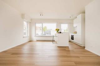 <p><span>Dit volledig gerenoveerde appartement (eerste bewoning na renovatie) met zonnig tuintje ligt op een centrale plek in Schoten, vlakbij openbaar vervoer, winkels en De Vaart. Het appartement heeft 2 slaapkamers, een zonnige living met open keuken, badkamer met inloopdouche en apart toilet. Er is ook een ruime kelder beschikbaar. Vanuit de grote slaapkamer kom je op het terras van een zonnig tuintje. Elk appartement beschikt over eigen meters voor gas, elektriciteit en water. Geen algemene kosten.</span></p>
<p><span> </span></p>
<p><span> </span></p>