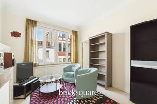 UCCLE - Ontdek in het hart van Ukkel dit charmante appartement met een slaapkamer van 60 m², gelegen op de 2eᵉ verdieping van een klein gebouw, rue Xavier de Bue. Op loopafstand van winkels, restaurants, scholen en openbaar vervoer is dit een ideale gelegenheid voor een eerste aankoop of een rendabele investering.Het appartement bestaat uit een hal, een lichte woonkamer, een aparte keuken met toegang tot het terras, een ruime slaapkamer, een badkamer en een apart toilet. Er is ook een grote kelder in de kelder. De grote ramen zorgen voor veel natuurlijk licht en creëren een aangename en uitnodigende woonomgeving.Een woning met veel potentieel, ideaal voor starters of investeerders die willen profiteren van een gewilde locatie in Ukkel.Neem voor meer informatie contact op met Bricksquare op 02/315.25.13